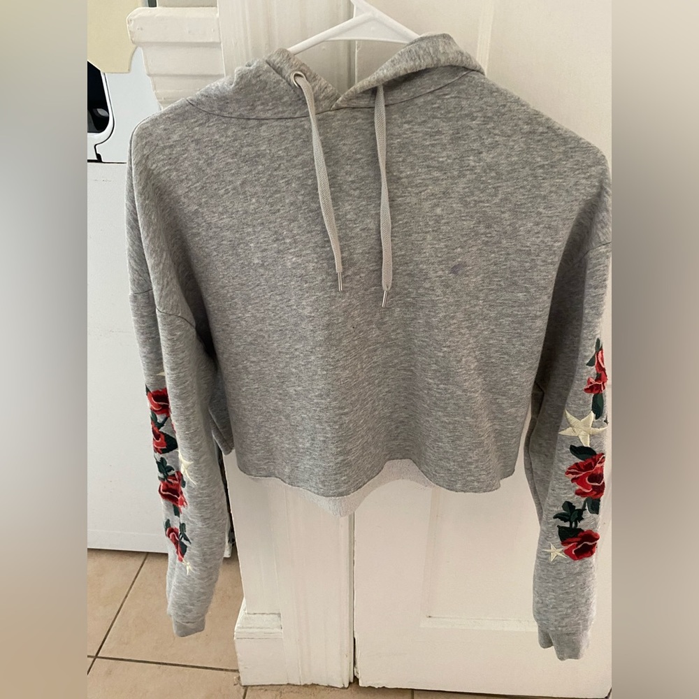 Cropped grey hoodie with embroidered flowers on the arms